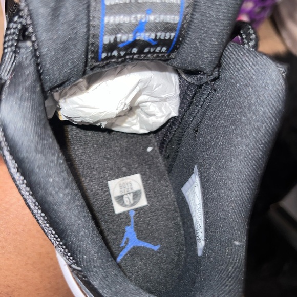 AIR JORDAN 11 RETRO LOW (Grade School) - Picture 2 of 12